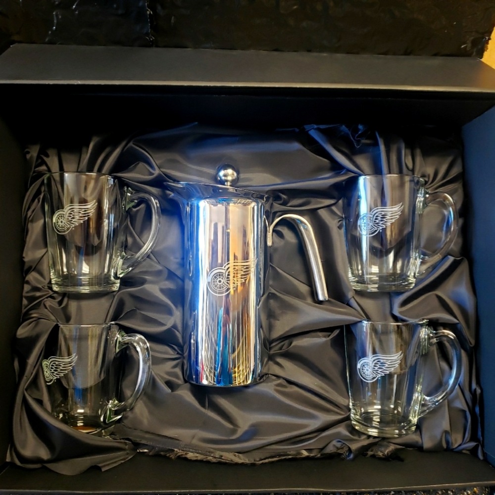 Red Wings highly polished stainless steel French press and mugs gift set